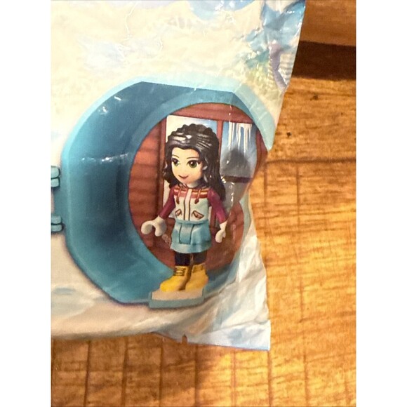 NEW LEGO Friends Emma's Ski Pod 5004920 Polybag Building Set Factory SEALED - Picture 2 of 5